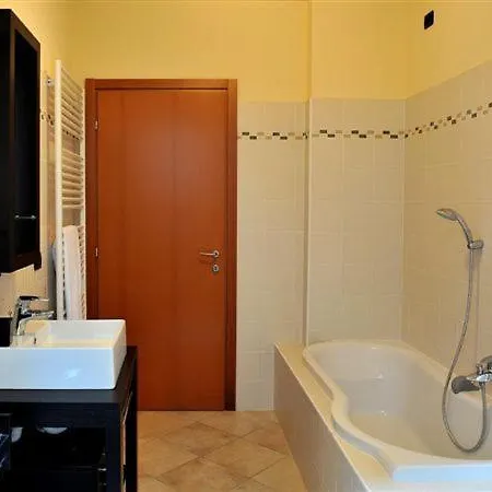 Sleeps 8 Pool בית נופש מנאג'יו